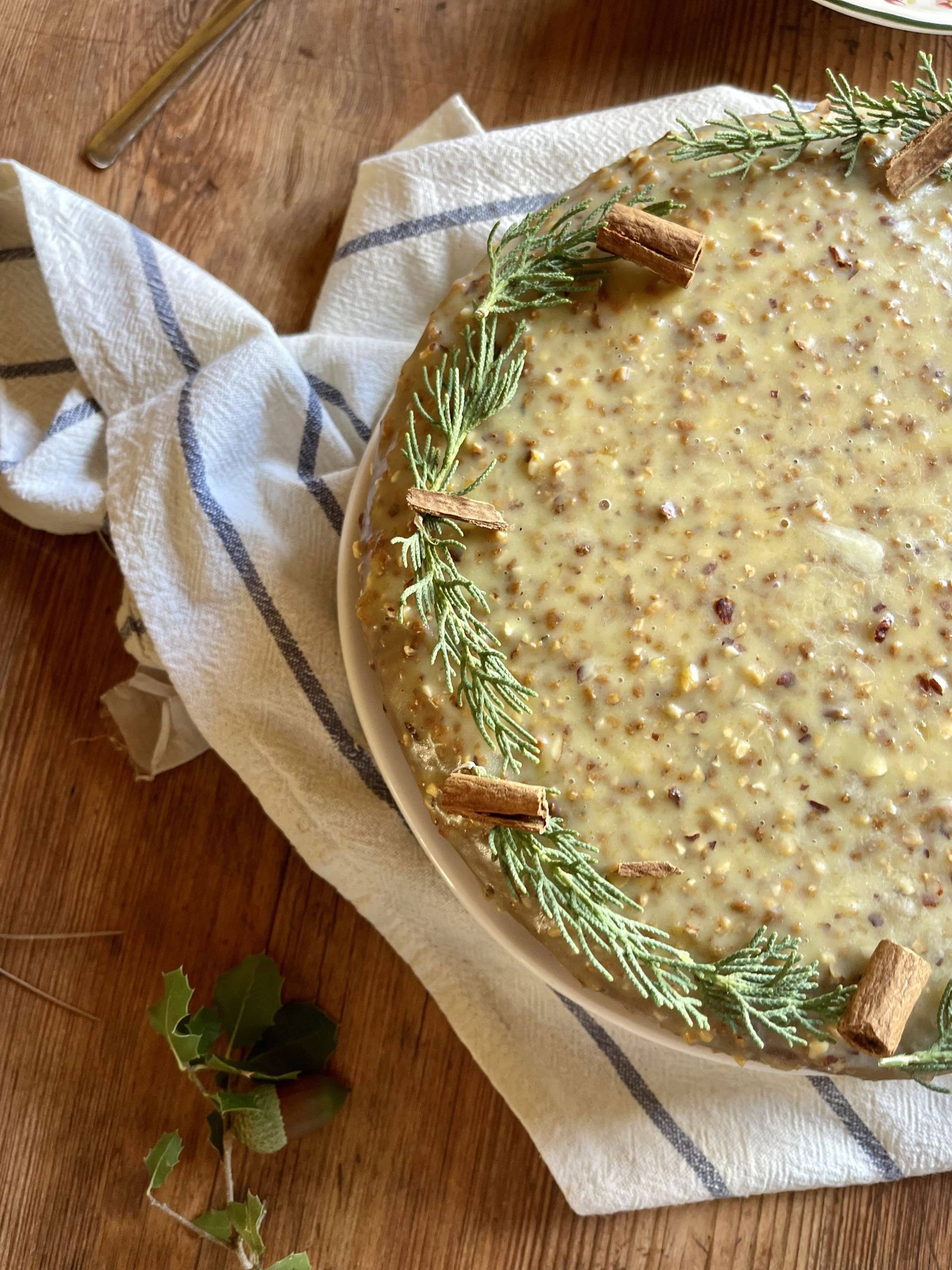 Pastel de calabaza con nueces y canela y ganache de chocolate blanco