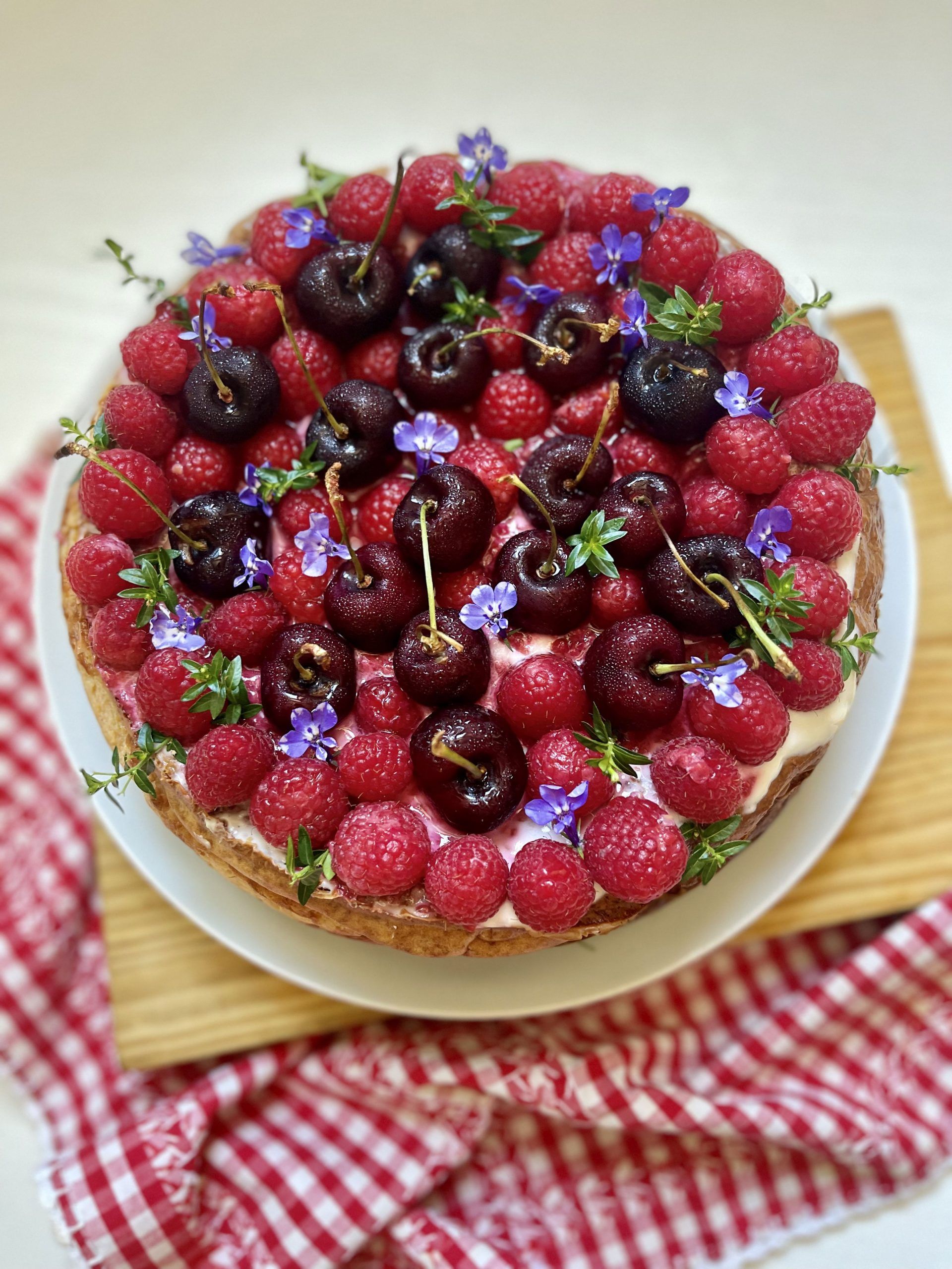 Tarta de queso sin azúcar con yogur y culis de frutos rojos