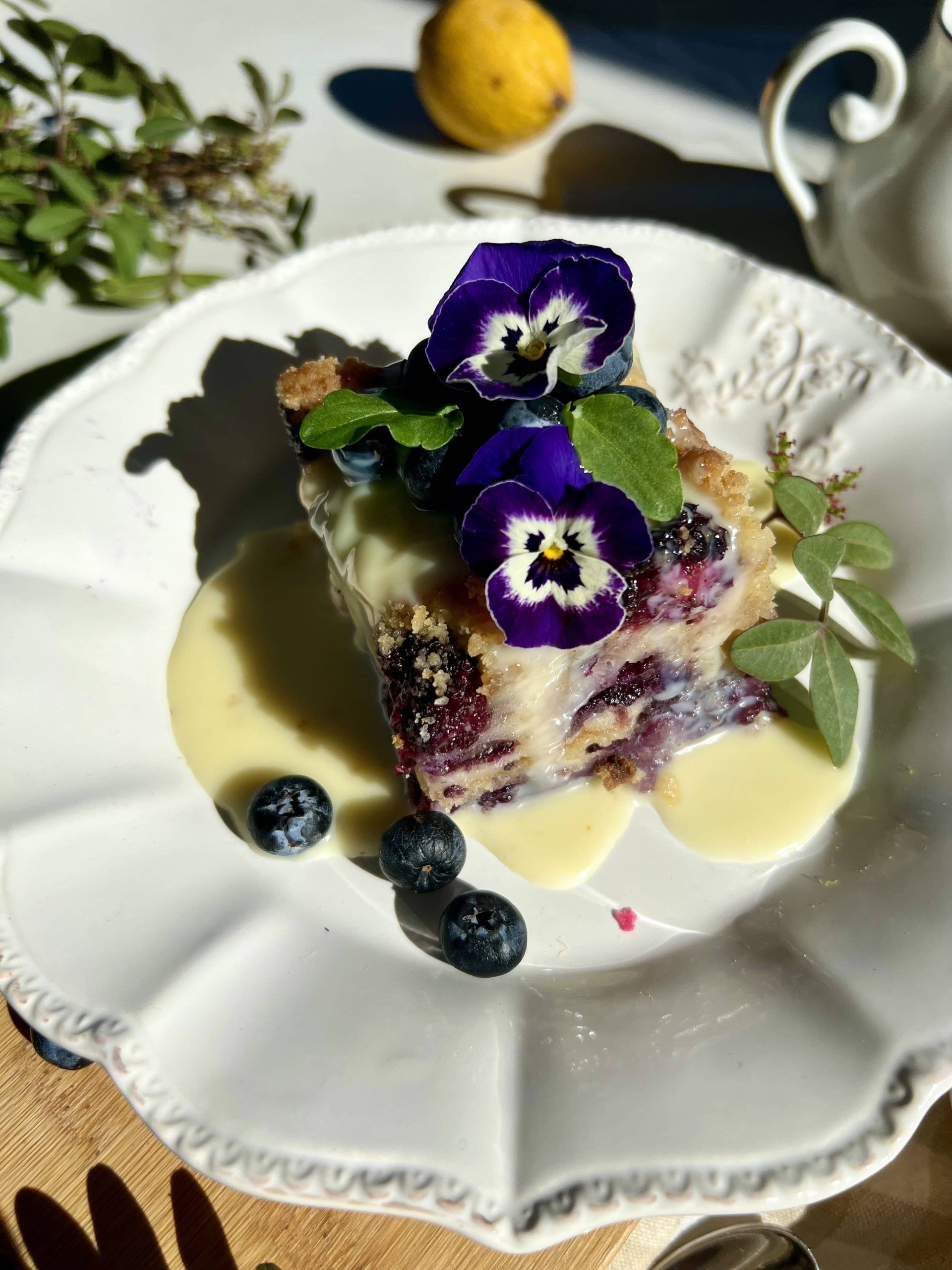 Buckle Cake de arándanos, moras y limón con cobertura de crumble y chocolate blanco