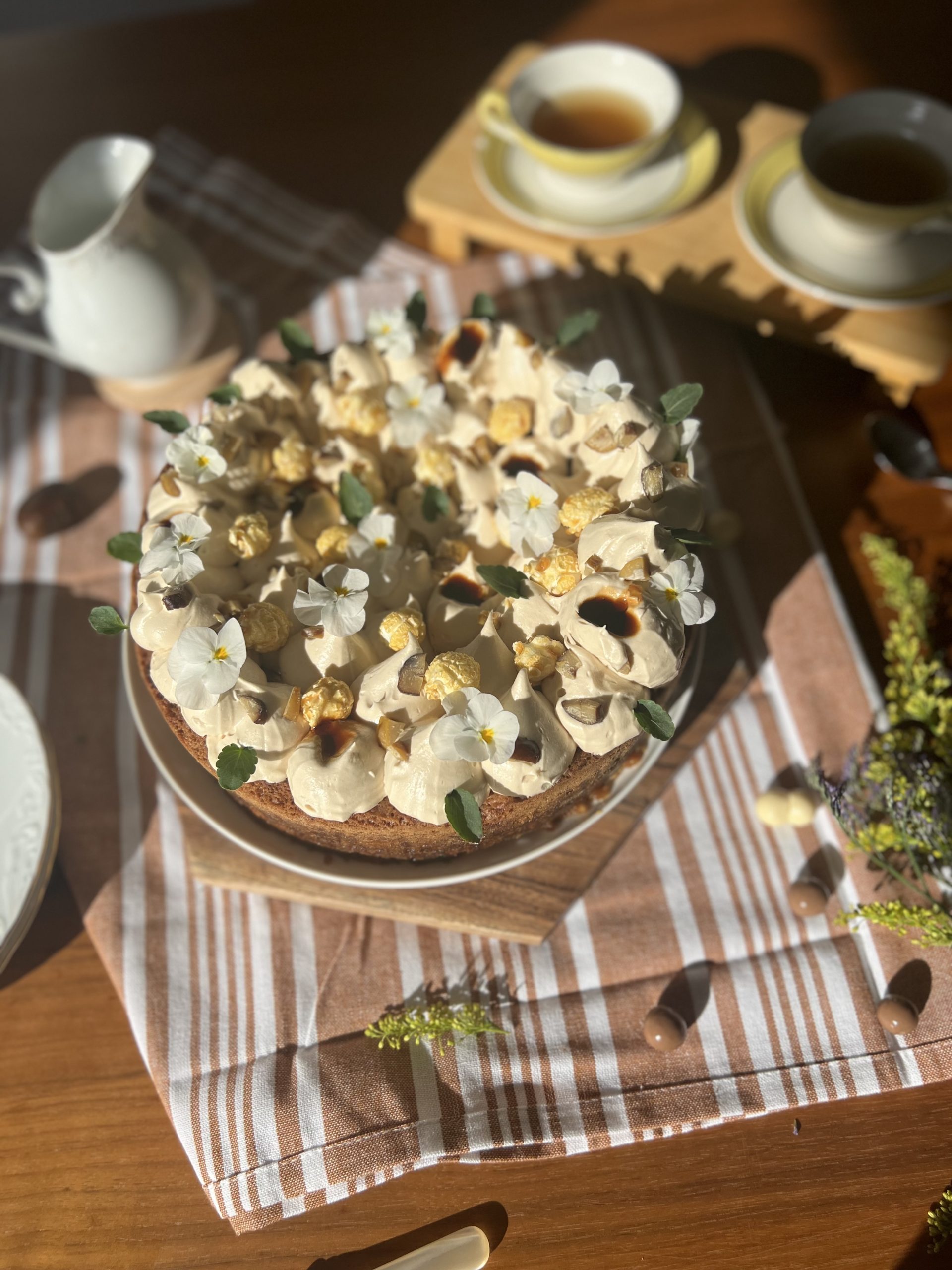 Brownie de chocolate blanco con castañas y crema chantilly de caramelo
