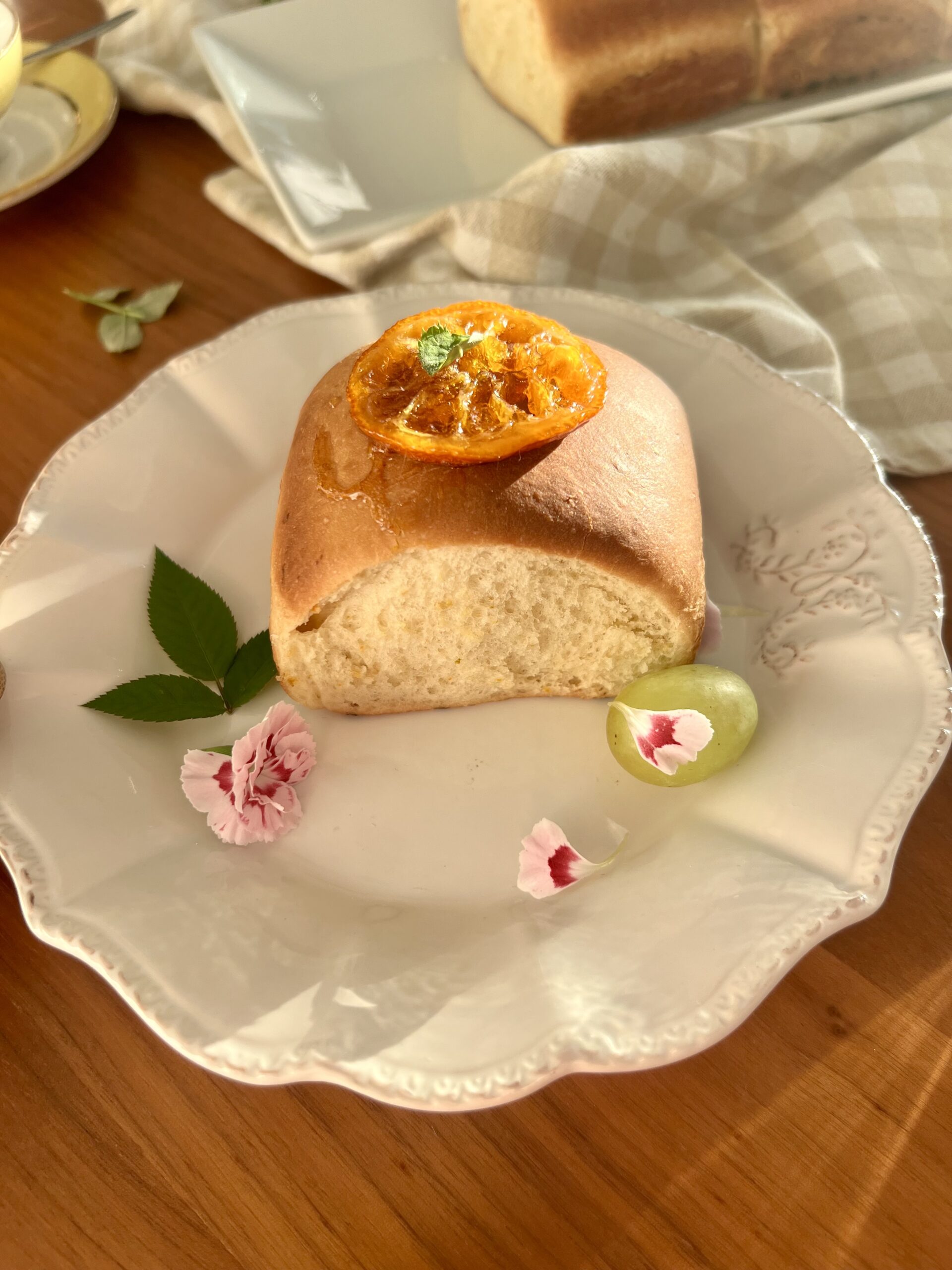 Receta de Pan Brioche Cítrico con Mandarinas Escarchadas y Decoración Floral