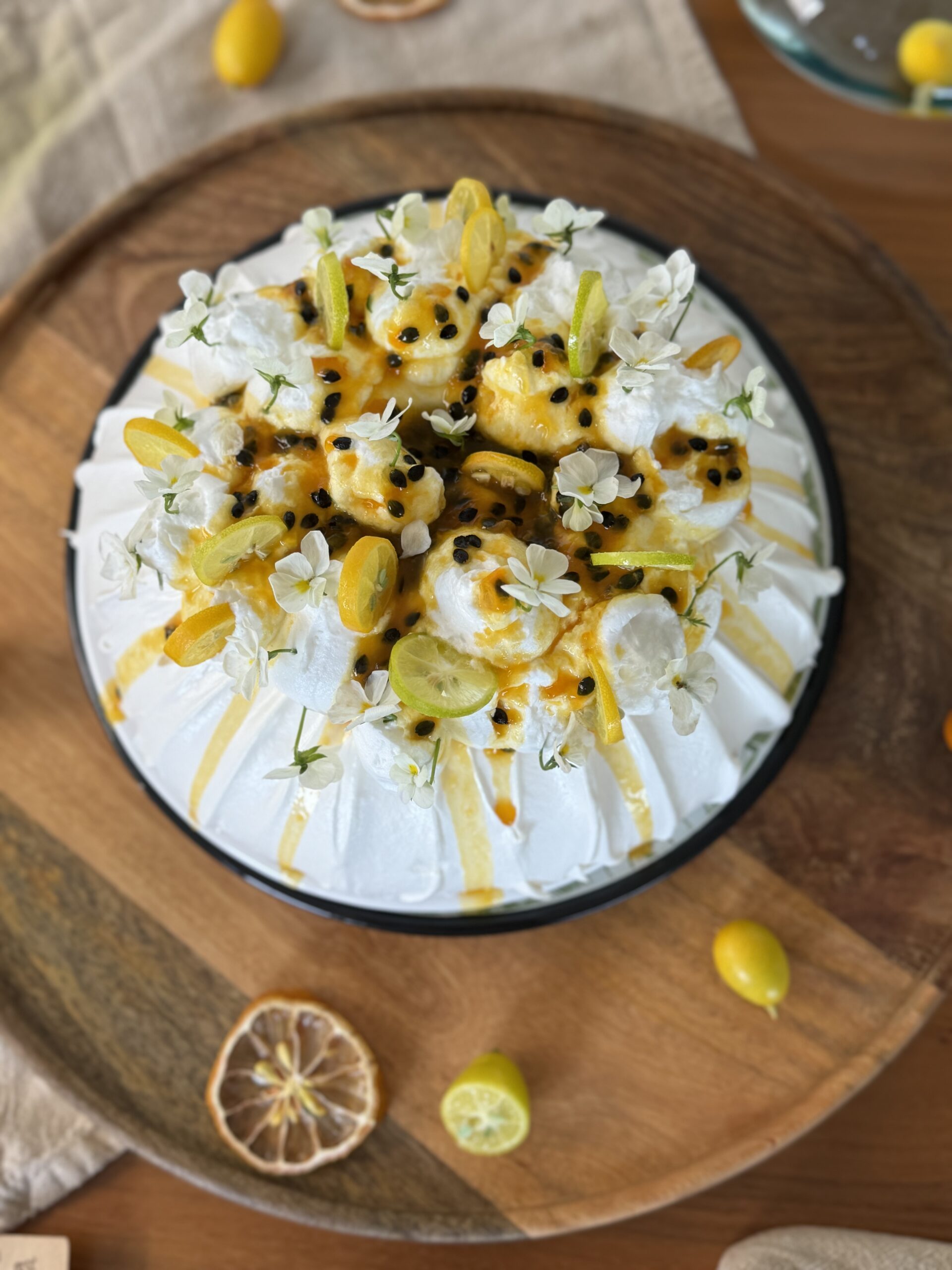 Tarta Pavlova de Fruta de la Pasión, Crema Chantilly y Kumquat