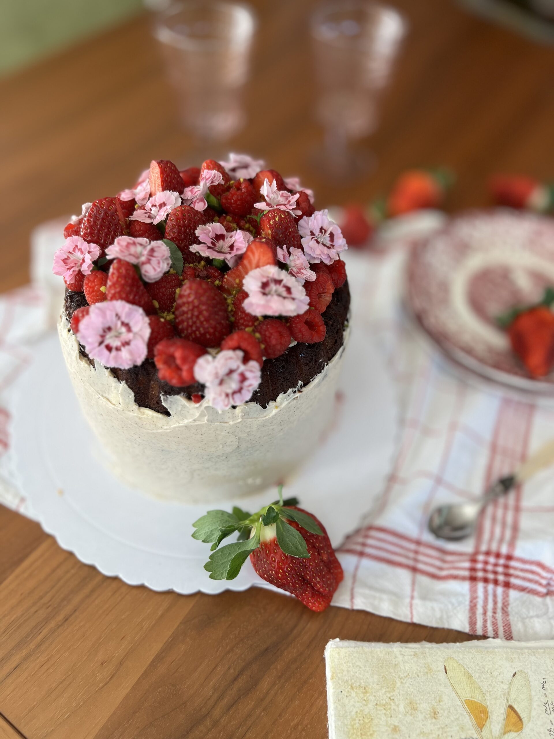 Tarta de Chocolate Blanco, Fresas y Pistacho
