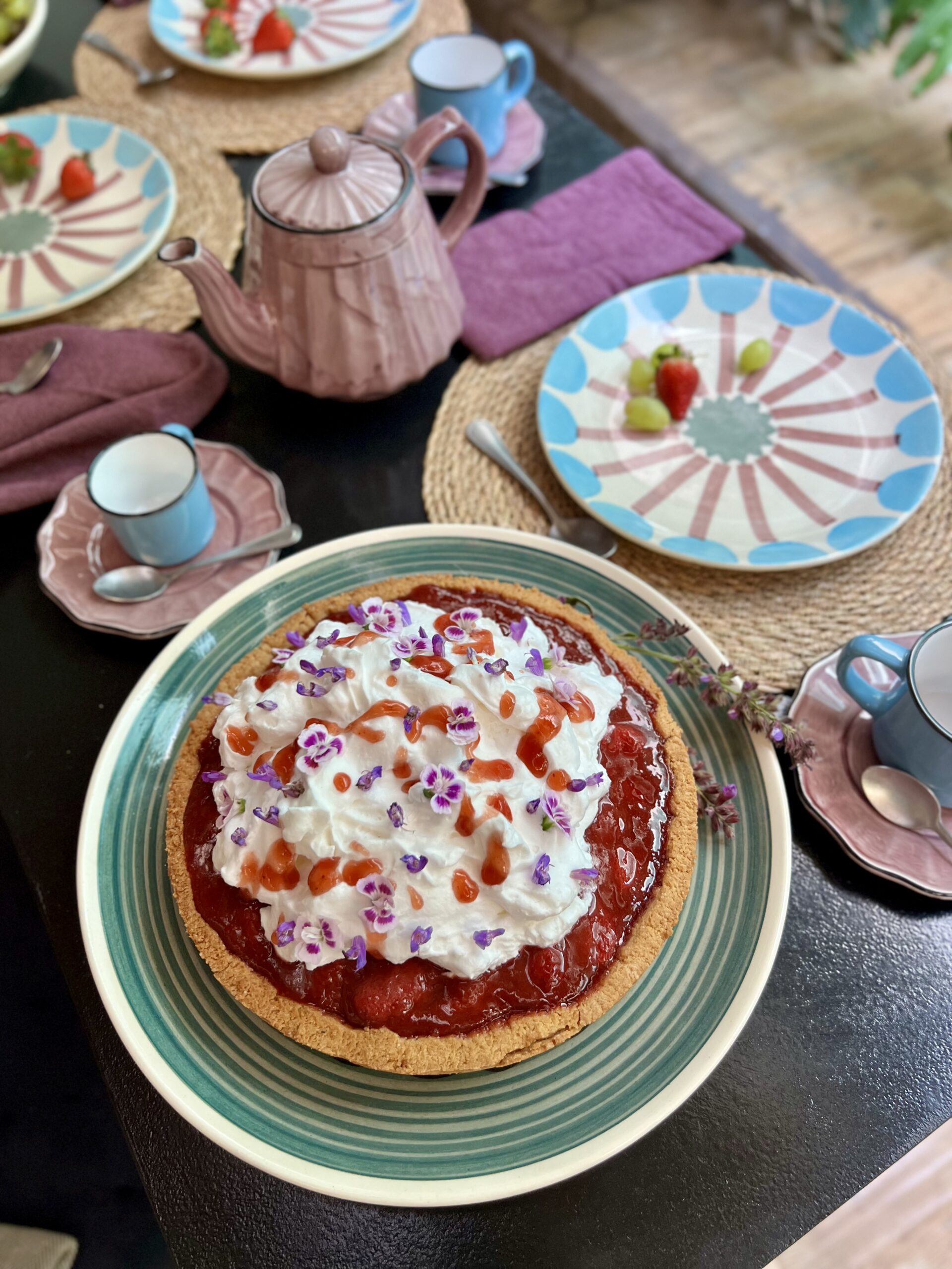 Tarta de fresas con crema Chantilly y flores de temporada