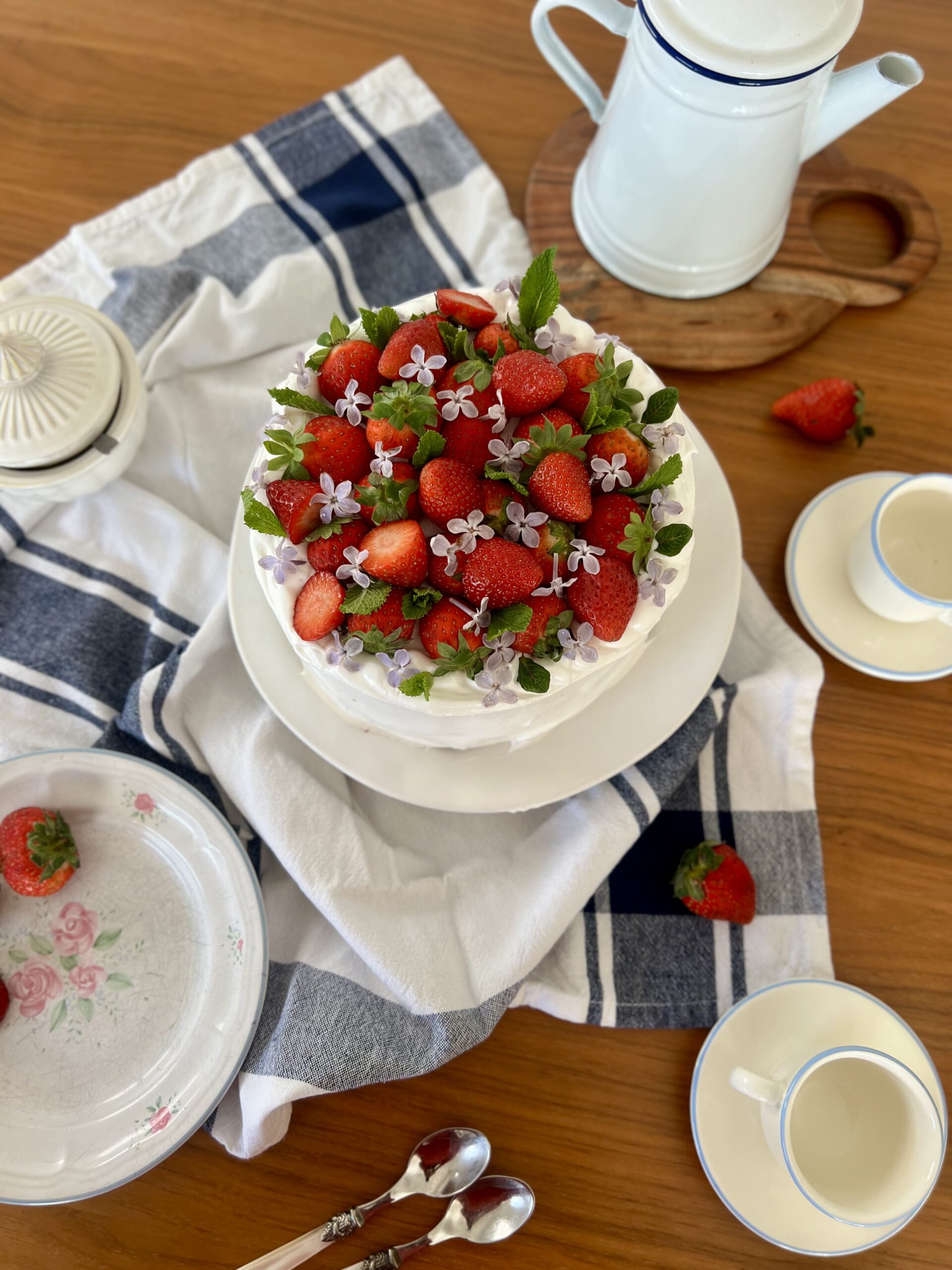 Tarta de Fresas con Merengue y Almíbar de Leche