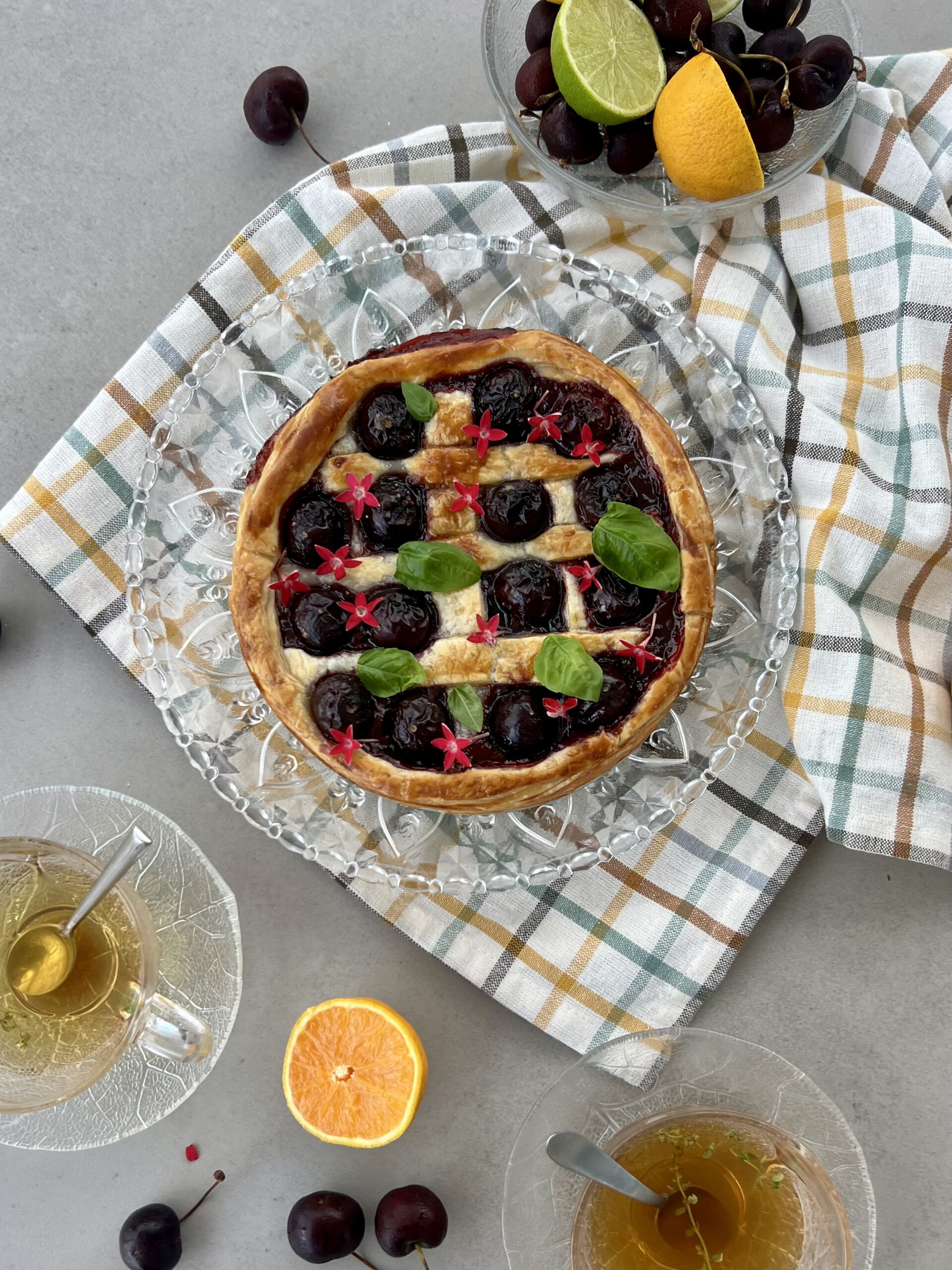 Tarta de cerezas con hojaldre, albahaca y toque cítrico