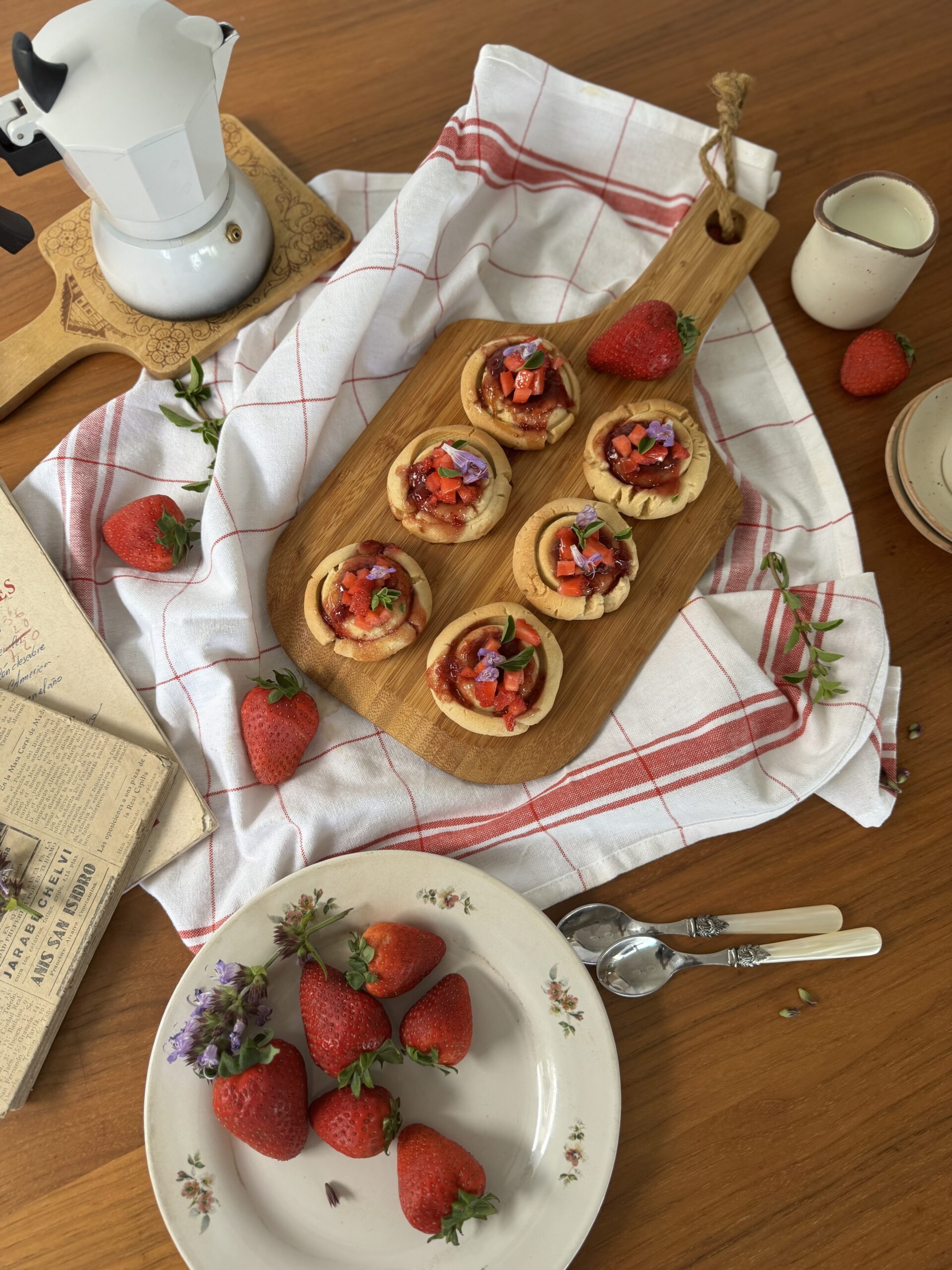 Galletas de mantequilla con mermelada de fresa